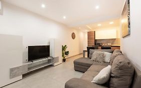 Golden Flat In San Pawl-Hosted By Sweetstay